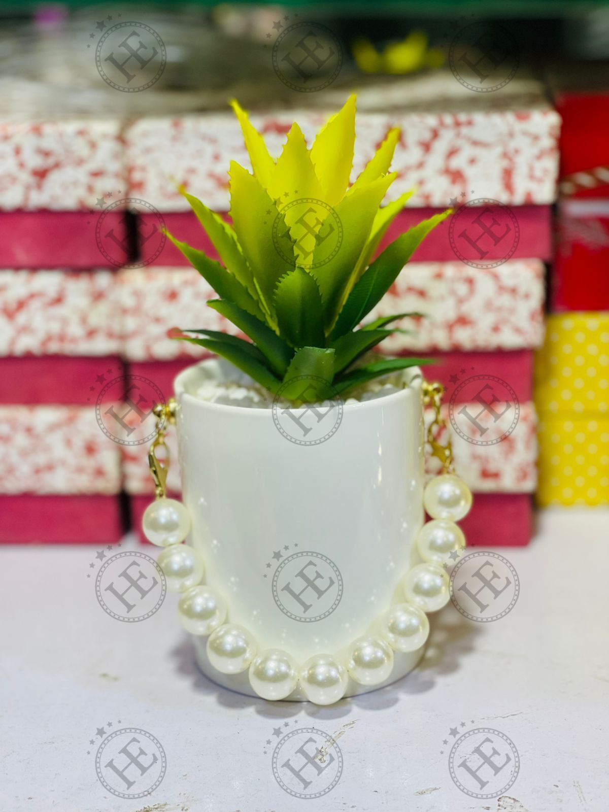 White Chini Pot With Pearl N029